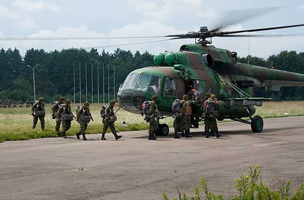 Vệ binh Quốc gia Ukraine bước đầu thành hình lực lượng không quân riêng với một vài chiếc trực thăng Mi-8 làm nhiệm vụ chở quân, tải thương, trinh sát.