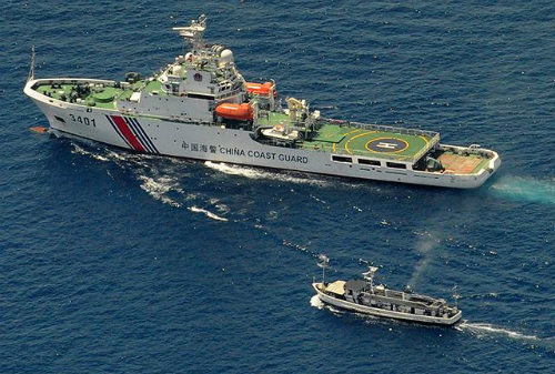 Một cuộc xung đột trên Biển Đông được cho là có thể tránh khỏi do mối đan xen lợi ích giữa các quốc gia. Trong ảnh là cảnh đối đầu giữa tàu hải cảnh Trung Quốc và tàu của Philippines. Ảnh: AFP