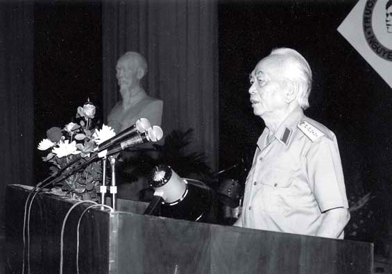 Đại tướng Võ Nguyên Giáp trong ngày Hội trường 15.10.1995 tại Hà Nội.