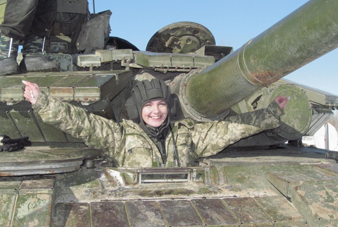 Tatiana Kucheryava trên chiếc xe tăng của mình