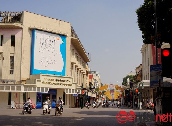 Phố Tràng Tiền dẫn thẳng ra Nhà Hát Lớn Thành phố Hà Nội.