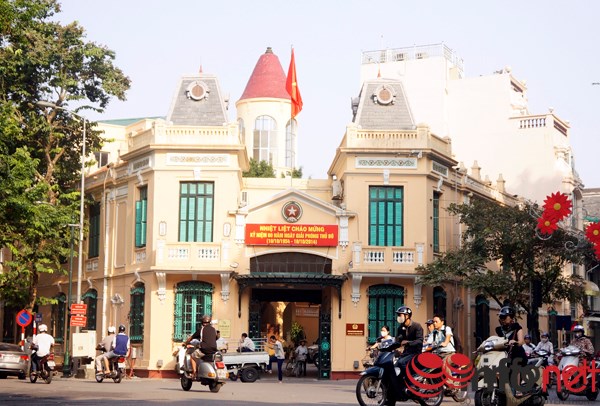 Bốt Hàng Trống (Trung tâm chỉ huy của cảnh sát Pháp ở Hà Nội) - nay là trụ sở Công an quận Hoàn Kiếm.