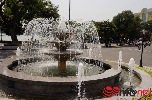 Đài phun nước tại Quảng trường Đông Kinh Nghĩa Thục.