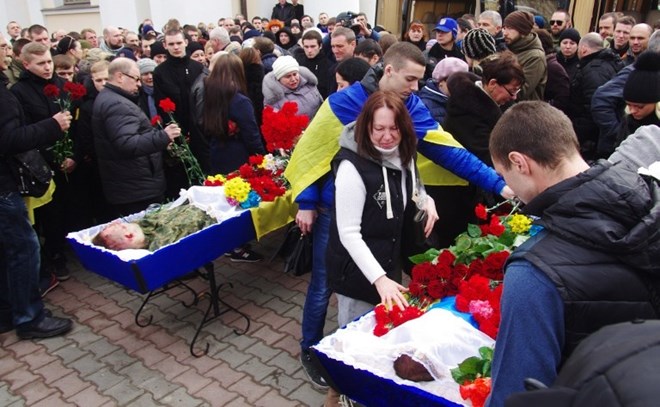 Người dân Odessa đưa tang các binh sĩ Ukraine thiệt mạng do xung đột với lực lượng ly khai (Nguồn: AFP)