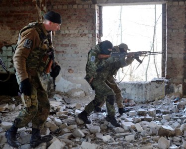 Tình nguyện viên thuộc tiểu đoàn Azov đang tập luyện quân sự gần thành phố Mariupol, vào ngày 27 tháng hai năm 2015 (AFP Photo / Genya Savilov)