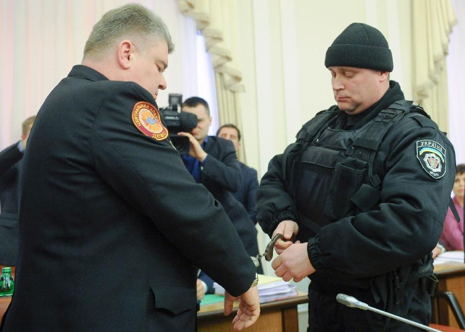 Người thực thi công vụ bắt giữ Sergiy Bochkovsky trong khi nội các đang họp được phát sóng trực tiếp trên truyền hình tại Kiev, vào ngày 25 tháng 3 năm 2015 (AFP Photo / Andrew Kravchenko)