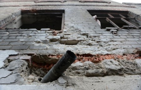 Một tên lửa Grad cắm vào bức tường của nhà tù Chornukhyne trong Debaltseve, miền đông Ukraine, vào ngày 28 tháng 2 năm 2015 (AFP Photo / John MacDougall)