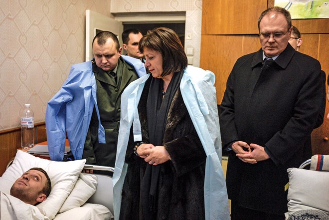 Bà Natalie Jaresko đang hỏi han các binh sĩ đang được điều trị tại bệnh viện Irpin.