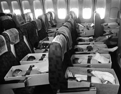 Nhiều trẻ em còn quá nhỏ nên các y tá và sơ phải đặt chúng trong hộp, thắt dây an toàn xung quanh, và đặt trên ghế máy bay. Tuy gặp thảm kịch hàng không, quân đội Mỹ vẫn tiến hành chiến dịch từ ngày 5/4 đến 26/4 với hơn 30 chuyến bay. Chuyến bay cuối cùng chở trẻ em Việt Nam rời khỏi Sài Gòn cất cánh ngày 26/4/1975, ba ngày trước khi người Mỹ hoàn toàn sơ tán khỏi Việt Nam. Theo ước tính của Mỹ, các phi cơ đã đưa gần 2.700 trẻ em rời Việt Nam. Ảnh: NBC