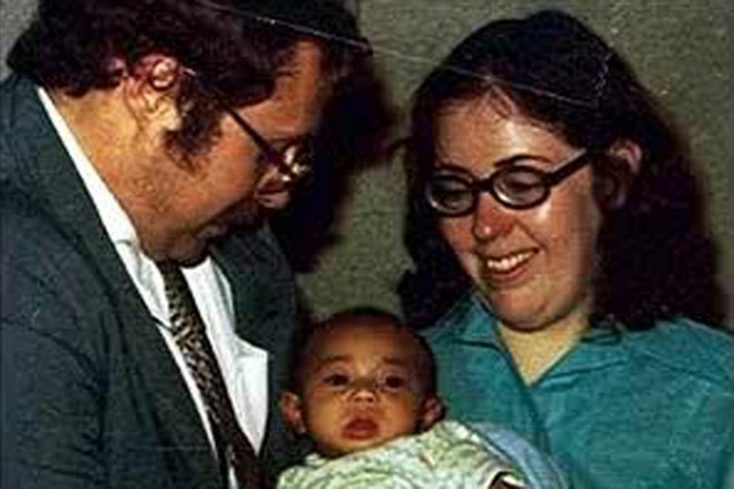Một cặp vợ chồng người Mỹ nhận Jennie Noone, một bé gái Việt Nam trong chương trình Babylift, làm con nuôi vào ngày 5/6/1975. Noone là một trong số ít trẻ em trên máy bay C5A may mắn sống sót sau tai nạn ngày 4/4. Nhiều thập kỷ qua, dù sống trong sự thương yêu của bố mẹ nuôi, Noone vẫn liên tục tìm kiếm gốc gác, cội nguồn bản thân. Ảnh: Daily Beast