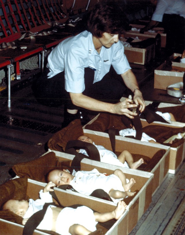 Một nhân viên người Mỹ đặt các em nhỏ vào từng hộp, thắt dây an toàn, trước khi đem lên máy bay. Washington tuyên bố phần lớn trẻ mà họ đưa rời khỏi Việt Nam là trẻ mồ côi ở nhiều độ tuổi. Các em có thể mất bố, mẹ vì chiến tranh, bị bỏ rơi, hoặc là con của lính Mỹ với phụ nữ Việt Nam trong thời chiến. Ngày 2/4/1975, chuyến bay đầu tiên chở gần 60 trẻ em trong Operation Babylift (tạm dịch: Không vận Trẻ em) cất cánh. Một ngày sau, tổng thống Gerald R. Ford mới chính thức phê chuẩn chiến dịch. Ảnh: DIA.mil