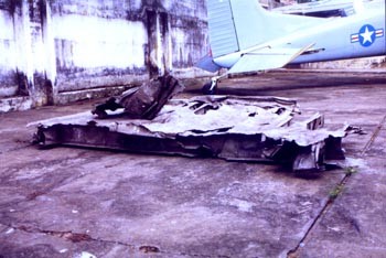 Một phần đuôi của máy bay C5A chở trẻ em trong chiến dịch Không vận Trẻ em rơi ở Sài Gòn sau khi cất cánh vào ngày 4/4. C5A là máy bay vận tải lớn nhất thế giới thời bấy giờ. Ảnh: Vietnambabylift