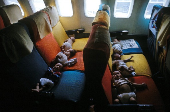 Những trẻ em Việt Nam trong chuyến bay từ Sài Gòn đến thành phố San Francisco ở Mỹ, tháng 4/1975. Ảnh: AFP
