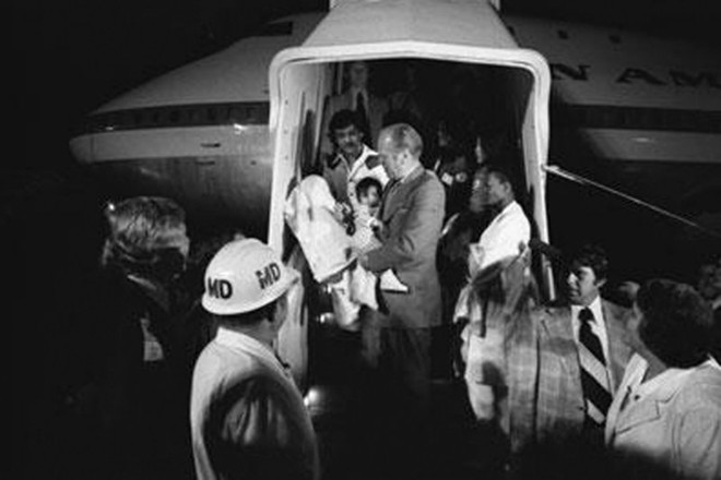 Tổng thống Gerald R. Ford bế một em bé Việt Nam khi máy bay hạ cánh ở Mỹ. Ảnh: Daily Beast