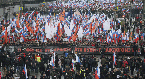 Người biểu tình tại Moscow với biểu ngữ "Anh hùng sẽ không bao giờ chết cả".