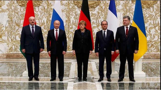 Tổng thống Belarus Alexander Lukashenko, Tổng thống Nga Vladimir Putin, Tổng thống Ukraine Petro Poroshenko, Thủ tướng Đức Angela Merkel và Tổng thống Pháp Francois Hollande tại Hội nghị thượng đỉnh Minsk ngày 11/2.