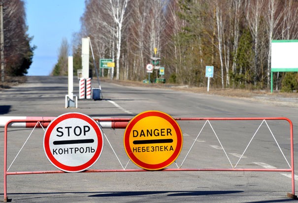 Giới chức Ukraine thiết lập "Vùng cách ly" - khu vực có bán kính 30 km từ tâm lò phản ứng hạt nhân số 4. Mọi hoạt động ra, vào khu vực diễn ra dưới sự giám sát của lực lượng an ninh. Ảnh: AFP 