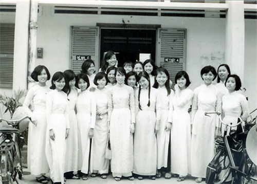 Nữ sinh Sài Gòn với những mái tóc ngắn tân thời và chiếc áo trắng chiết eo con kiến.