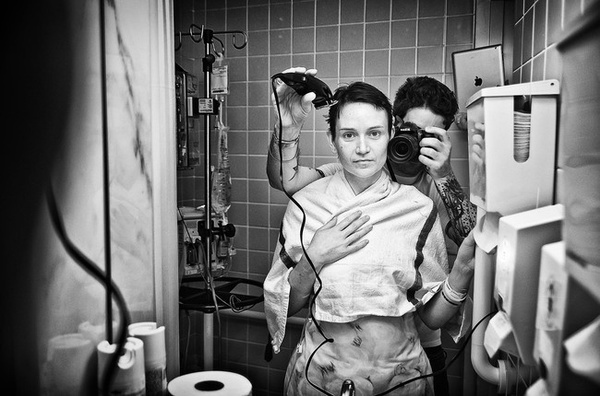 Nhiếp ảnh gia Angelo Merendino đang cạo đầu cho vợ sau thời gian hóa trị ung thư.