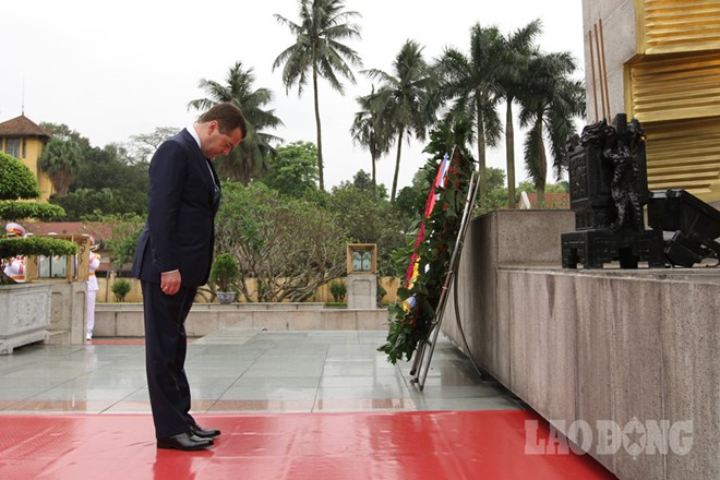 Sáng nay (6.4), Thủ tướng Medvedev đã tới đặt vòng hoa tại Đài tưởng niệm các anh hùng liệt sỹ. Ảnh: Hải Nguyễn.