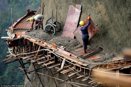 Bắt đầu khởi công từ năm 2011, con đường vách núi dài gần 2km ở Pingjiang County, tỉnh Hồ Nam Trung Quốc đang được các nhà chức trách nước này hy vọng sẽ thu hút được hàng ngàn du khách tới đây ngắm cảnh. Tương lai mở ra có vẻ sáng lạn nhưng thực tế việc xây dựng lại vô cùng nguy hiểm.