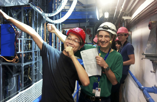 Nguyễn Quang Thông (ngoài cùng bên trái) và và giáo sư Vật lý Joseph Izen của Đại học Texas-Dallasđi thăm máy gia tốc hạt ở Trung tâm Vật lý nguyên tử châu Âu CERN. Ảnh:NVCC.
