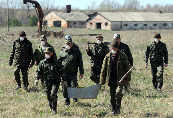Các công nhân Belarus trồng cây trên vùng đất nhiễm xạ vào tháng 4/2011. Là một trong 3 quốc gia chịu ảnh hưởng nặng nề nhất từ thảm họa, chính phủ Belarus thực hiện các biện pháp cần thiết nhằm bảo vệ hệ sinh thái, như trồng cây xung quanh khu vực nhà máy Chernobyl nhằm ngăn gió thổi chất phóng xạ vào các vùng lân cận. Ảnh: AFP