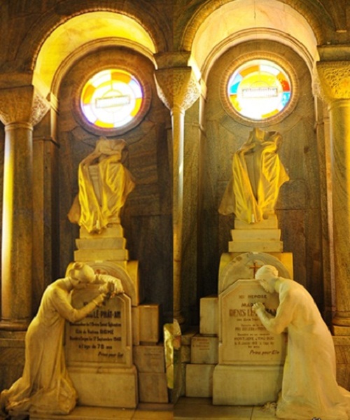 Hai ngôi mộ tượng trưng của vợ chồng Huyện Sĩ trong nhà thờ Huyện Sỹ.