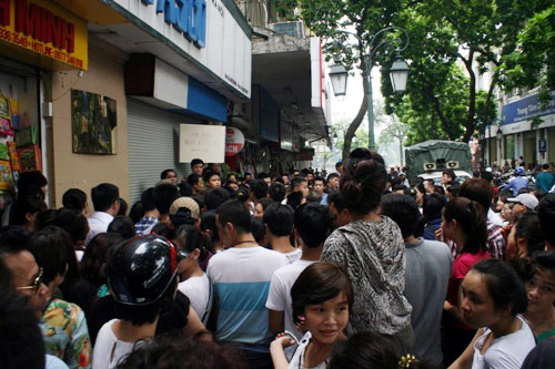 Hàng trăm người chen lấn dưới lòng đường để mua hàng hiệu thanh lý giá rẻ (Ảnh: VietNamNet)