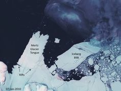 Một tảng băng khổng lồ (bên phải) đang trôi dạt từ từ về phía Lưỡi sông băng Mertz (Neil Young/Australian Antartic Division)