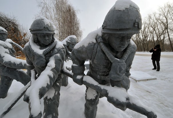 Tượng lính cứu hỏa tham gia khắc phục hậu quả trong thảm họa Chernobyl năm 1986. Họ chết vì phơi nhiễm phóng xạ chỉ vài tuần hoặc vài tháng sau sự cố. Với những nỗ lực của chính quyền địa phương và cộng đồng quốc tế, hiện nay lượng phóng xạ tại khu vực xung quanh lò phản ứng số 4 không còn cao như trước. Ảnh: AFP