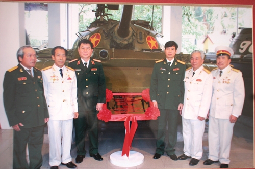 Chụp hình lưu niệm bên xe tăng 390 trở thành "bảo vật quốc gia".