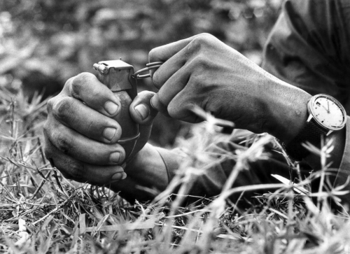 Người lính chuẩn bị kích hoạt kíp nổ một quả mìn trong một cuộc giao tranh, tháng 8/1968. (AP/ The Atlantic)