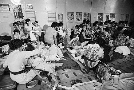Trẻ em Việt Nam trong một chiếc C5A- loại máy bay vận tải quân sự lớn nhất thời bấy giờ. Quân đội Mỹ điều động các chuyên cơ C5A để chở hàng nghìn trẻ em Việt rời quê hương trong chiến dịch Không vận Trẻ em (Operation Babylift) hồi tháng 4/1975. Do đây là máy bay chở hàng nên mọi người không có ghế để ngồi. Ảnh: Corbis