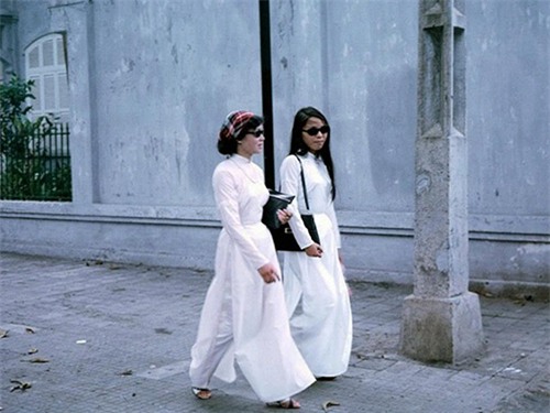 Áo dài, kính đen,và những phụ kiện thời trang hết sức cấp tiến được phổ biến ở Sài Gòn gần nửa thế kỷ trước mang lại vẻ đẹp tân thời vô cùng đáng nhớ.