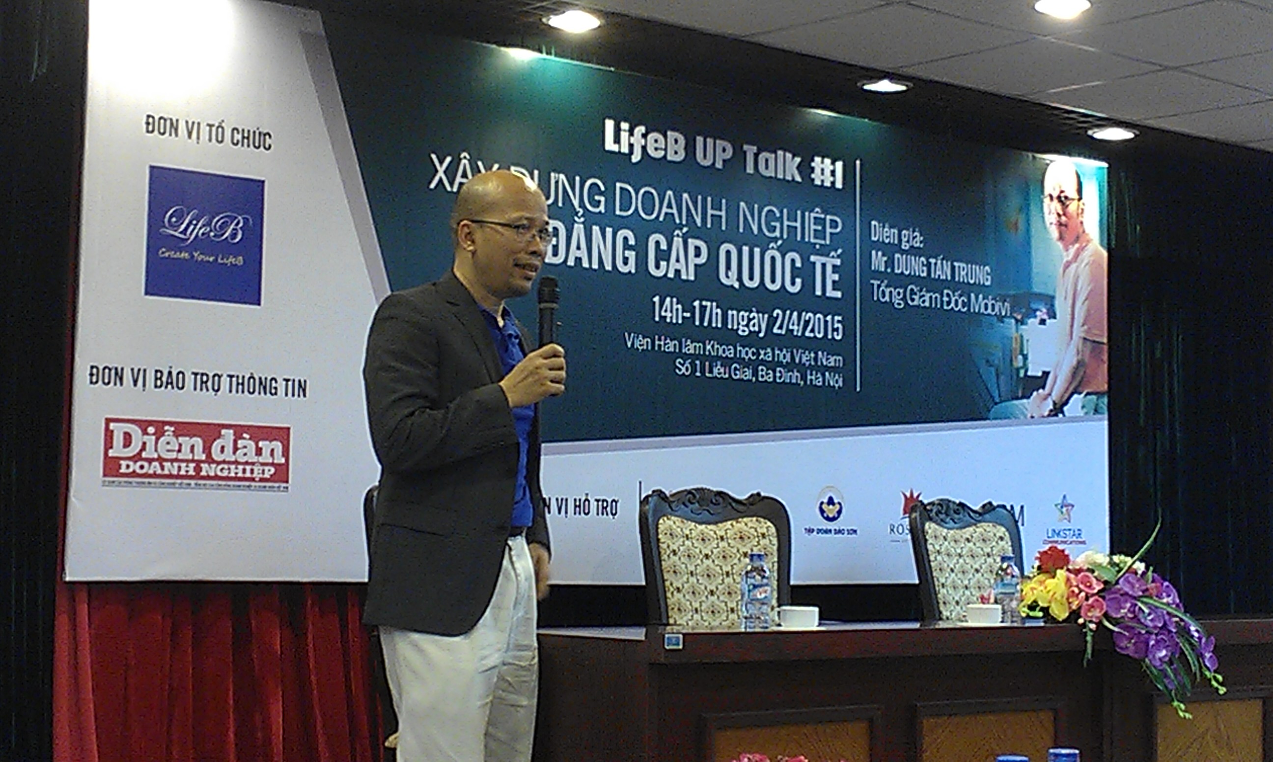 Ông Dung Tấn Trung chia sẻ kinh nghiệm trong buổi gặp mặt ở Hà Nội