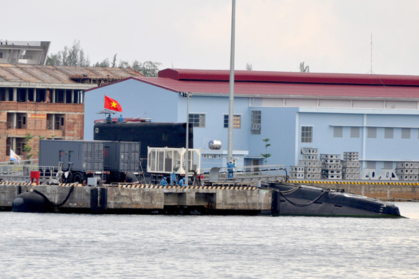 Tàu ngầm Hà Nội tại quân cảng Cam Ranh. Tàu ngầm diesel - điện lớp Kilo của Nga được coi là mặt hàng nóng và đầy sức thu hút trong khu vực Đông Nam Á - Ảnh: Mai Thanh Hải