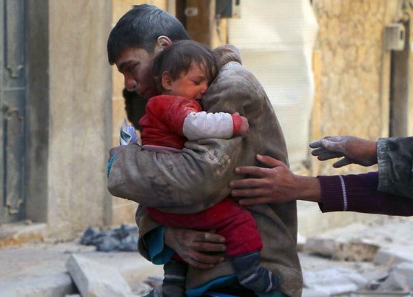 Cái ôm hạnh phúc của anh trai khi cứu em gái khỏi đống đổ nát sau một cuộc bạo động ở Syria