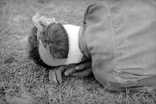 Người lính Giải phóng bị thương nặng trong một cuộc giao tranh và bị bắt làm tù binh, gục đầu trên đôi bàn tay, tháng 8/1968. (AP/ The Atlantic)