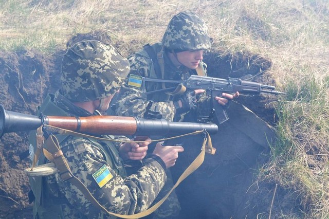 Ukraine đã phát triển thành công quân phục tàng hình? (Ảnh minh họa: Binh sĩ Ukraine trong một cuộc tập trận)