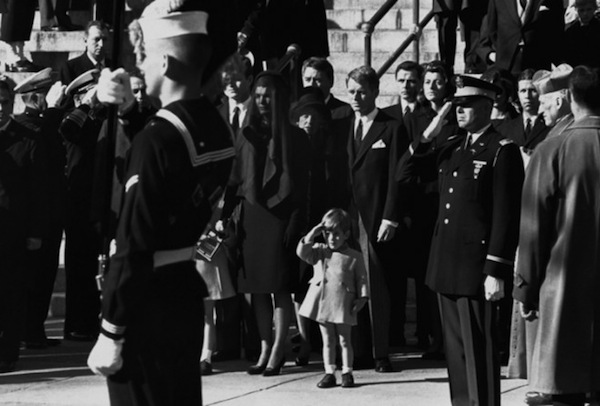 John F. Kennedy Jr. trong tang lễ của cha, Tổng thống thứ 35 của Mỹ, John F. Kennedy.