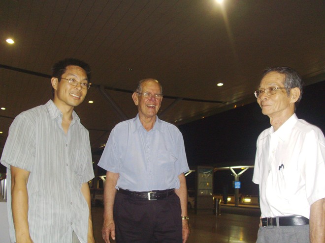 Thanh Campbell lần đầu gặp lại ba ruột, ông Nguyễn Minh Thạnh (phải), vào giữa năm 2009.