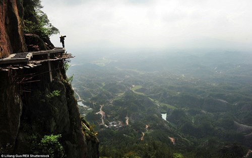 Các nhà chức trách Trung Quốc đã tận dụng sự nổi tiếng ở Pingjiang County để xây dựng con đường vòng quanh ngọn núi, nhằm phục vụ nhu cầu thưởng ngoạn phong cảnh của khách du lịch
