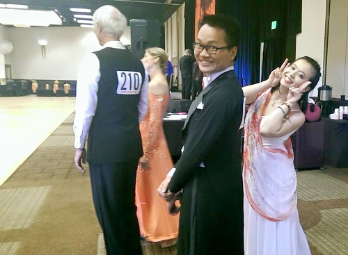 Quang Thông và bạn nhảy tham gia cuộc thi khiêu vũ bang Texas (Mỹ) và nhận giải nhất với hai điệu Waltz, Tango. Ảnh:NVCC.