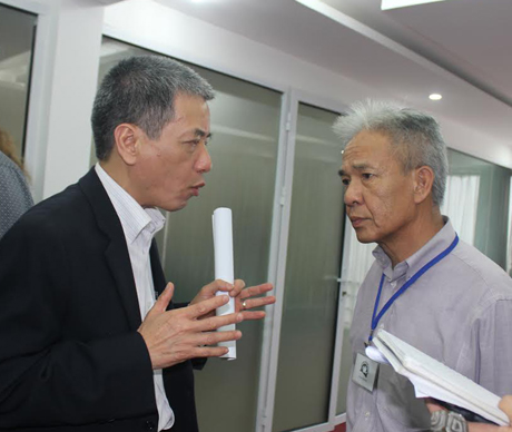 Ông Peter Nguyễn trò chuyện thân mật với ông Bùi Thế Giang (trái).