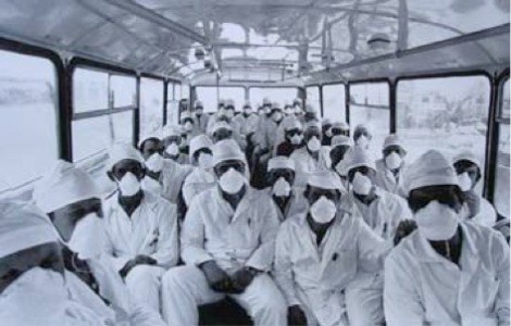 Đầu tháng 5/1986, dù lượng phóng xạ đang ở mức cực cao, lực lượng giải quyết hậu quả của vụ nổ vẫn dũng cảm thực hiện nhiệm vụ. Do không có thiết bị bảo hộ cần thiết và chưa biết rõ mức độ nguy hiểm, nhiều tình nguyện viên đã phơi nhiễm phóng xạ. Theo một báo cáo của Tổ chức Y tế Thế giới (WHO), Liên xô đã huy động lực lượng gồm hơn 6.000 người tới Chernobyl để khắc phục hậu quả của vụ nổ. Ảnh: Wikipedia