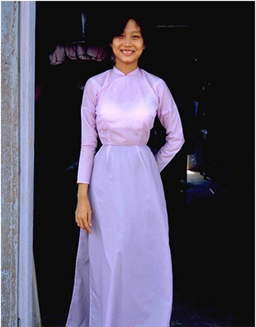 Hình ảnh gợi nhớ da diết về áo dài Sài Gòn xưa, đường eo cao, nhấn sâu tôn vinh dáng hình phụ nữ, vừa quý phái vừa mộc mạc, tự nhiên.