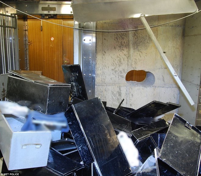 Những hộp đựng tài sản vứt chỏng chơ trên sàn hầm chứa. (Nguồn: dailymail.co.uk)