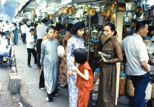 Phụ nữ Sài Gòn xưa mặc áo dài một cách phổ biến, một góc chợ với những bóng áo dài giản dị.