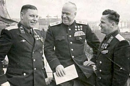 Ba người ba lần được phong Anh hùng Liên Xô trong thời kỳ  Chiến tranh Giữ nước Vĩ đại.  Từ trái sang: Pôcrưskin, Nguyên soái Liên Xô G.K.Giucốp và I.Kôgiêđúp 